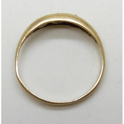 7015 - A 9ct gold three stone sapphire ring, 1.7g, P