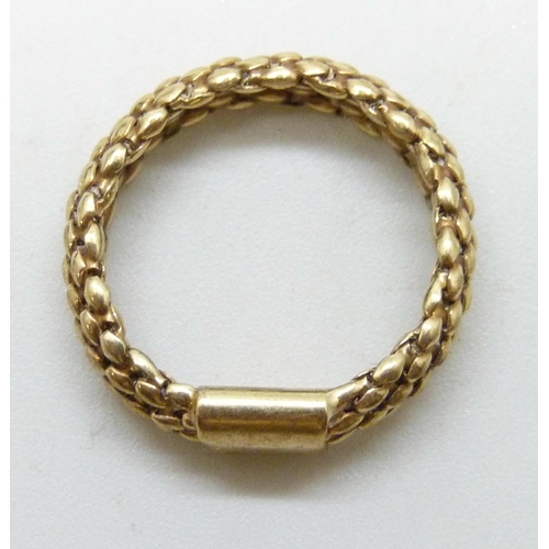 7016 - A 9ct gold Italian chain design ring, 1.7g, M