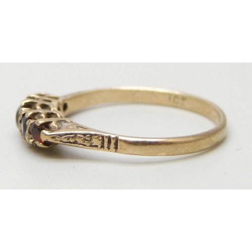 7020 - A 9ct gold and garnet ring, 1.4g, N