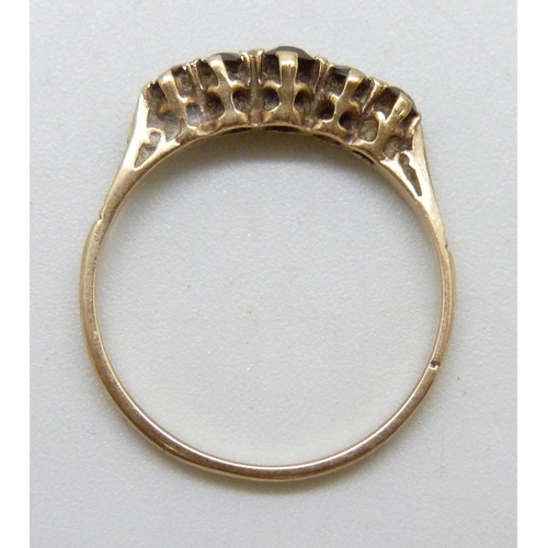 7020 - A 9ct gold and garnet ring, 1.4g, N