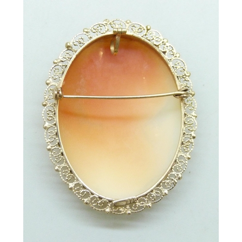 7027 - An Italian 9ct gold framed cameo brooch/pendant, 4.7cm, 10.6g