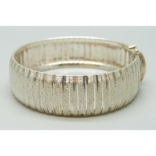 7048 - An Italian silver bracelet, 26g, 19cm