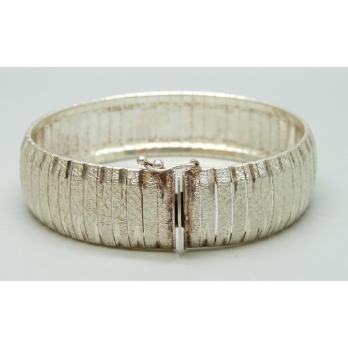 7048 - An Italian silver bracelet, 26g, 19cm