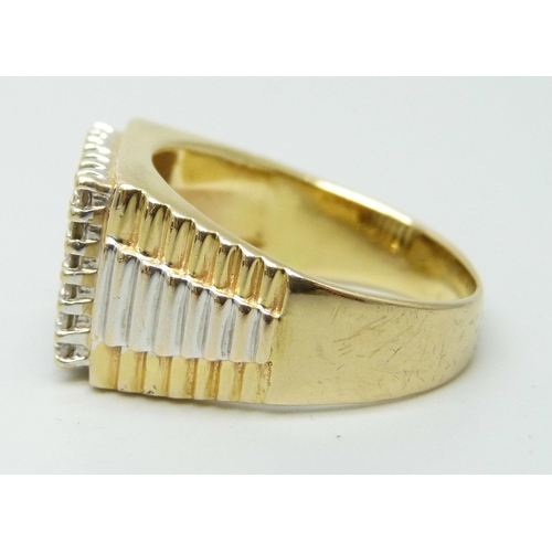 7057 - A heavy 18ct gold and diamond ring, 14.6g, V