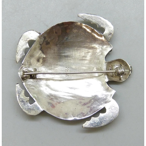 7059 - A silver animal brooch in the form of a turtle, set with abalone, 4.4 x 4.3cm