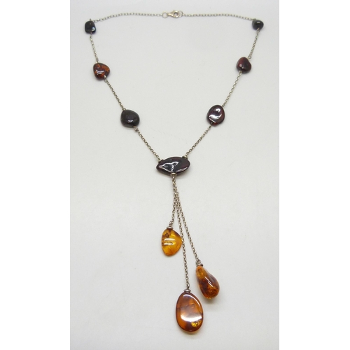 7060 - A silver and amber necklace with three drop pendants, longest drop 10.5cm, 45cm