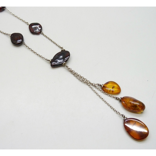 7060 - A silver and amber necklace with three drop pendants, longest drop 10.5cm, 45cm