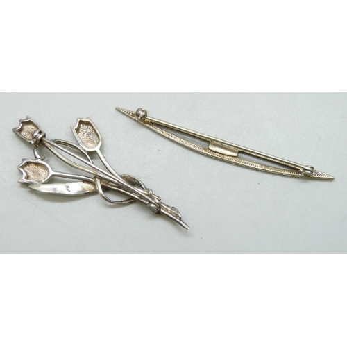 7062 - A Carrick Jewellers Scottish silver bar brooch, hallmarked Edinburgh, and a silver flower brooch in ... 