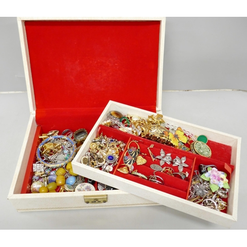 2061 - A cream jewellery box, with vintage and later costume jewellery, including rings, earrings, brooches... 