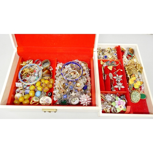 2061 - A cream jewellery box, with vintage and later costume jewellery, including rings, earrings, brooches... 