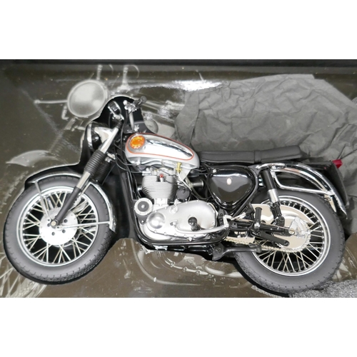 2077 - Three Minichamps model motorcycles, BSA Gold Star DBD34,  Munch Mammut 4TTS and Motto Guzzi Californ... 