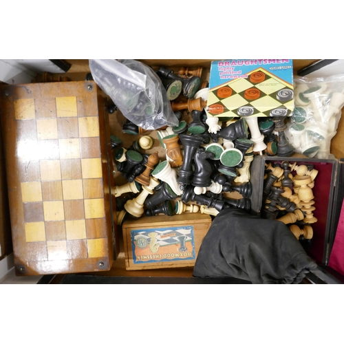 2107 - A collection of chess pieces, a box/board and draughts pieces