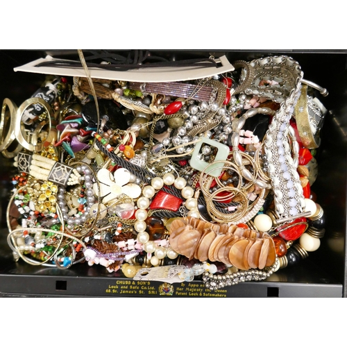 2110 - Costume jewellery