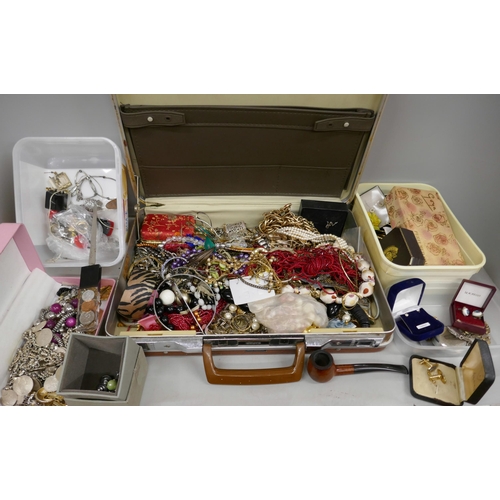 2112 - A large collection of costume jewellery