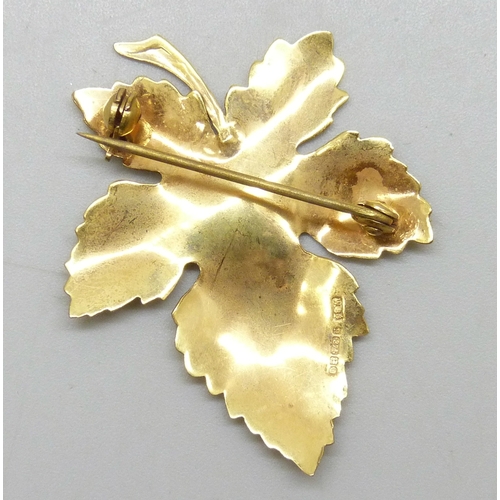 7061 - A 9ct gold brooch in the form of a leaf, 3.2g, 4cm