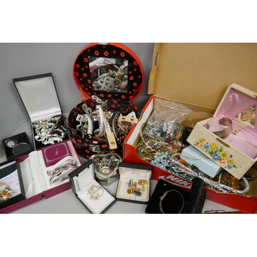 2116 - A large collection of costume jewellery