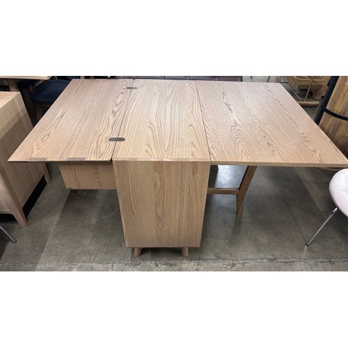 3216 - A Holcot oak convertable bookcase/dining table