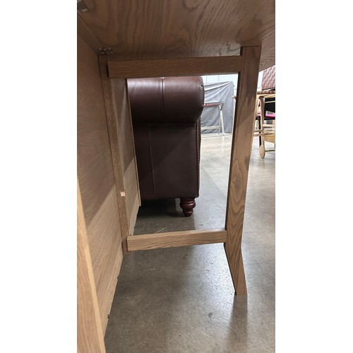 3218 - A Holcot oak convertable bookcase/dining table