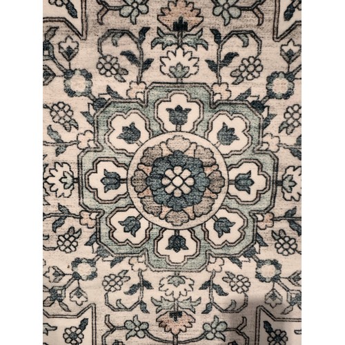 3184 - A Green and a white traditional rug (7ft x 5ft)
