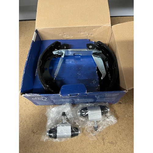 5113 - A Bosch Super Pro drum brake shoe set for Seat and Volkswagon (21731-42) *This lot is subject to VAT