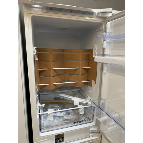 4005 - Beko 50/50 fridge freezer (damaged door) (556-159) *This lot is subject to VAT