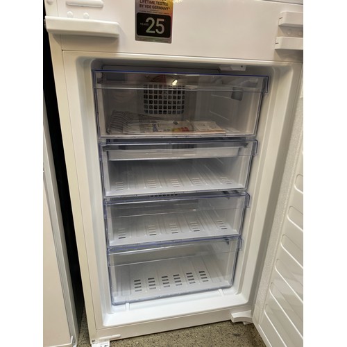 4005 - Beko 50/50 fridge freezer (damaged door) (556-159) *This lot is subject to VAT