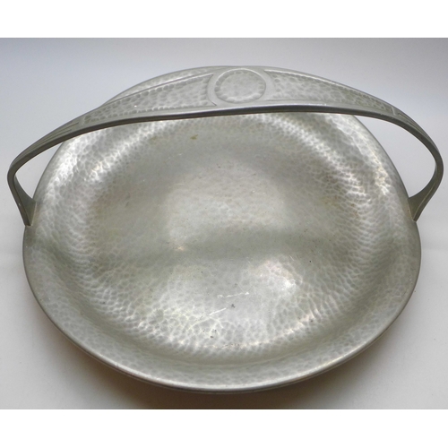 2075 - A Tudric Arts & Crafts hammered pewter bowl with handle, retailed by Liberty & Co., 24cm