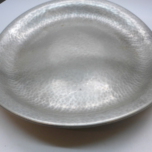 2075 - A Tudric Arts & Crafts hammered pewter bowl with handle, retailed by Liberty & Co., 24cm