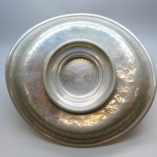 2075 - A Tudric Arts & Crafts hammered pewter bowl with handle, retailed by Liberty & Co., 24cm