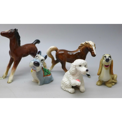 2077 - Five small glass Murano animal figures to include camels and bird, two Wade character figures, two h... 
