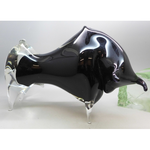 2098 - A glass model of a bull and a Kosta Sweden glass paperweight with polar bear detail