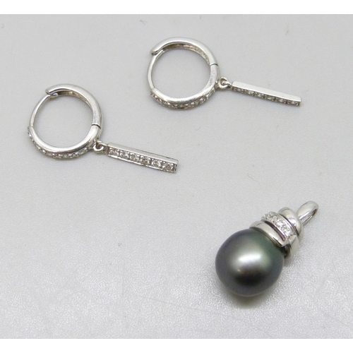 7247 - An 18ct white gold pearl pendant, 2.5g, 1.9cm, and a pair of 18ct white gold earrings, 2.5g