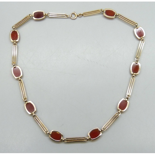 7251 - A 9ct gold Art Deco necklace set with carnelian, 15.8g, 36cm