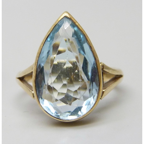 7262 - A 9ct gold pear cut blue stone ring, 3.6g, L