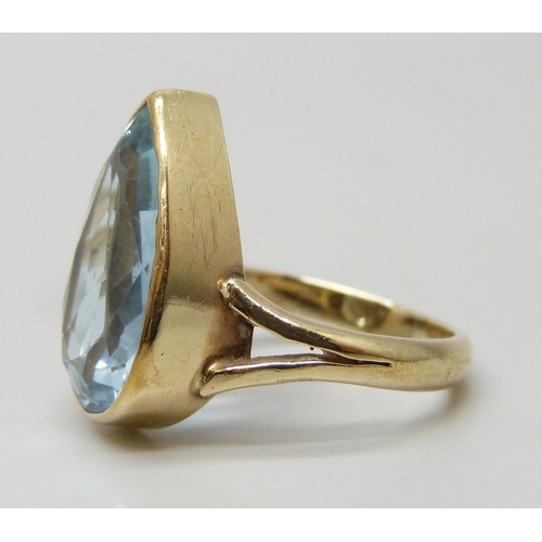 7262 - A 9ct gold pear cut blue stone ring, 3.6g, L