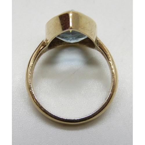 7262 - A 9ct gold pear cut blue stone ring, 3.6g, L