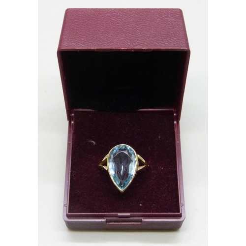7262 - A 9ct gold pear cut blue stone ring, 3.6g, L