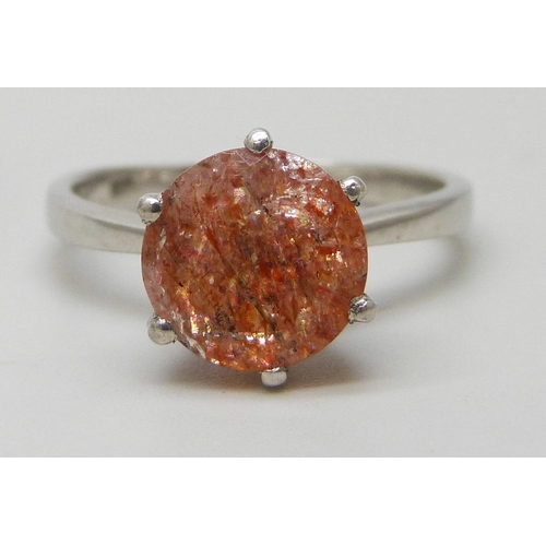 7276 - A Tanzanian sunstone 1.25ct solitaire silver ring, O