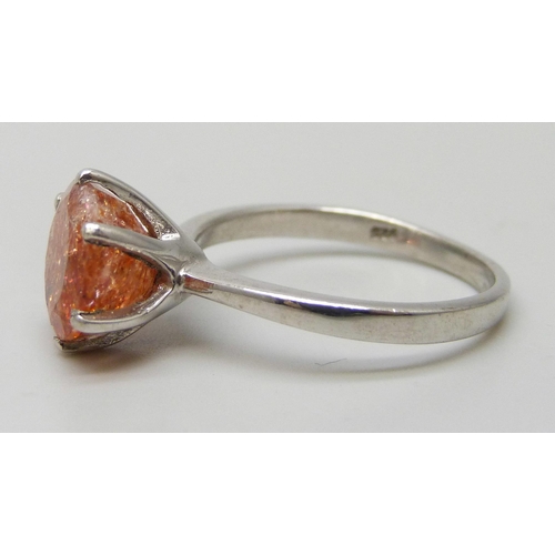 7276 - A Tanzanian sunstone 1.25ct solitaire silver ring, O