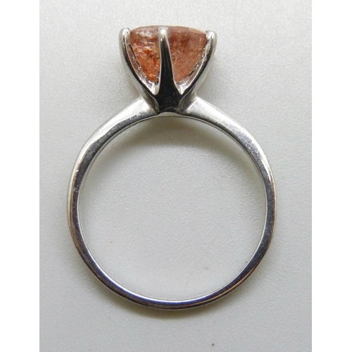 7276 - A Tanzanian sunstone 1.25ct solitaire silver ring, O