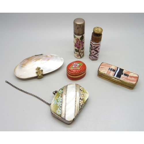 7278 - A collection of trinket boxes, a scent bottle, an intaglio seal, a purse, a hardstone inlaid box, 6.... 