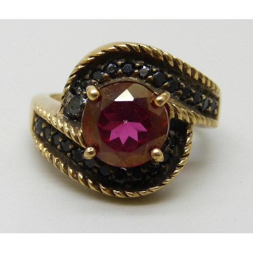7296 - A silver gilt red and black stone ring, J