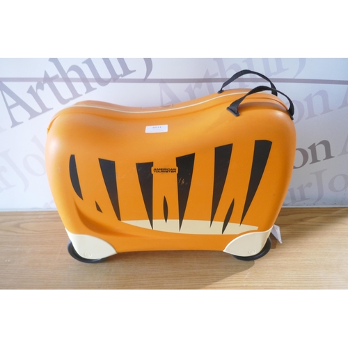 6031 - American Tourist kids ride on suitcase (371-532) *This lot is subject to VAT
