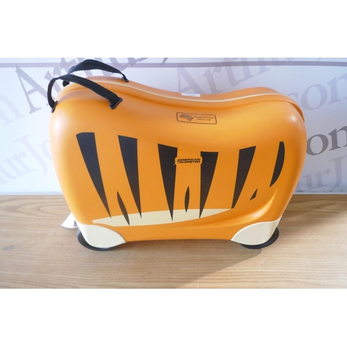 6031 - American Tourist kids ride on suitcase (371-532) *This lot is subject to VAT