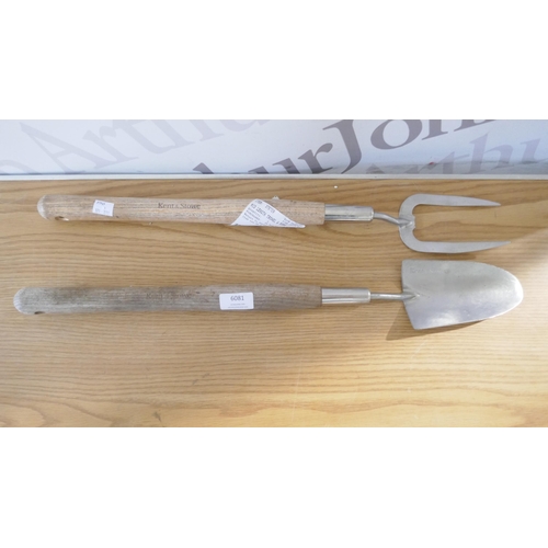 6081 - Kent & Stowe mid length trowel & fork (fork damaged)   (371-277) *This lot is subject to VAT