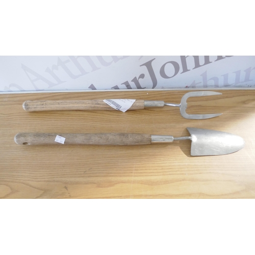 6081 - Kent & Stowe mid length trowel & fork (fork damaged)   (371-277) *This lot is subject to VAT