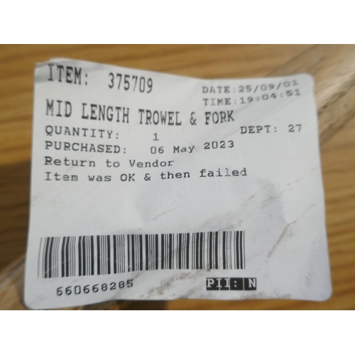 6081 - Kent & Stowe mid length trowel & fork (fork damaged)   (371-277) *This lot is subject to VAT