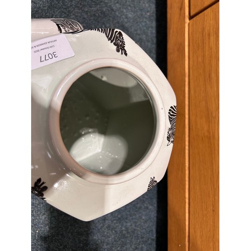 3112 - A decorative zebra ginger jar