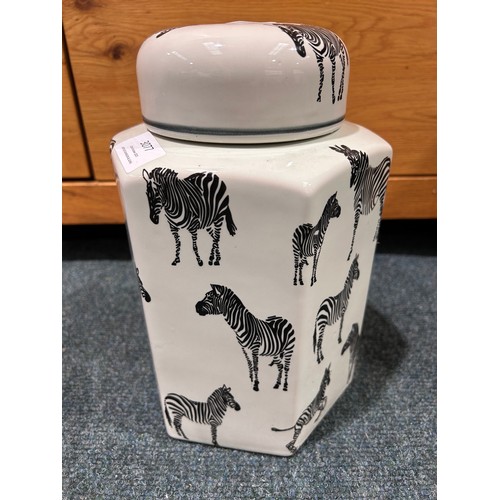 3112 - A decorative zebra ginger jar