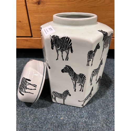 3112 - A decorative zebra ginger jar